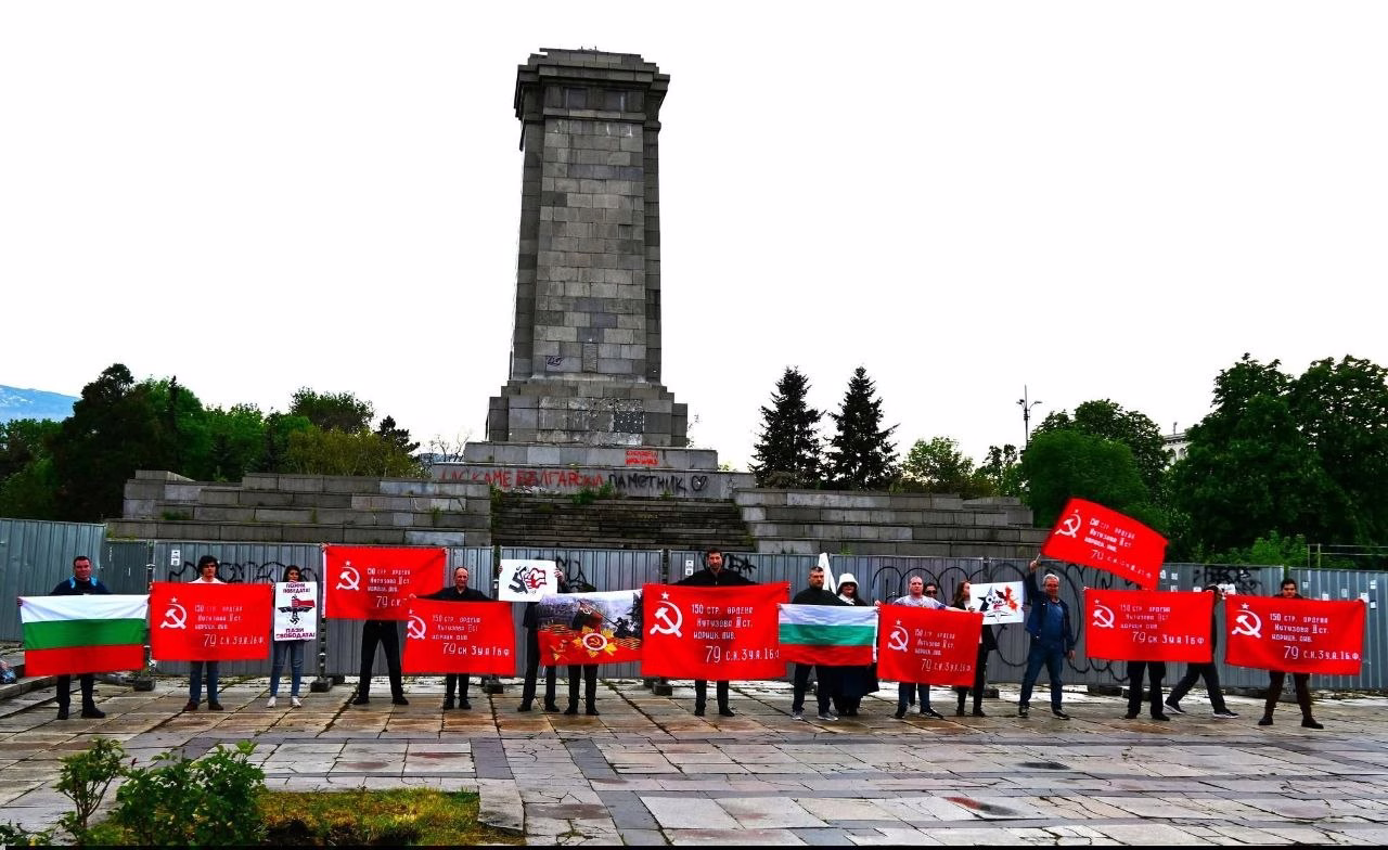 Разпъване на знамена на победата пред Паметника на съветската армия в София