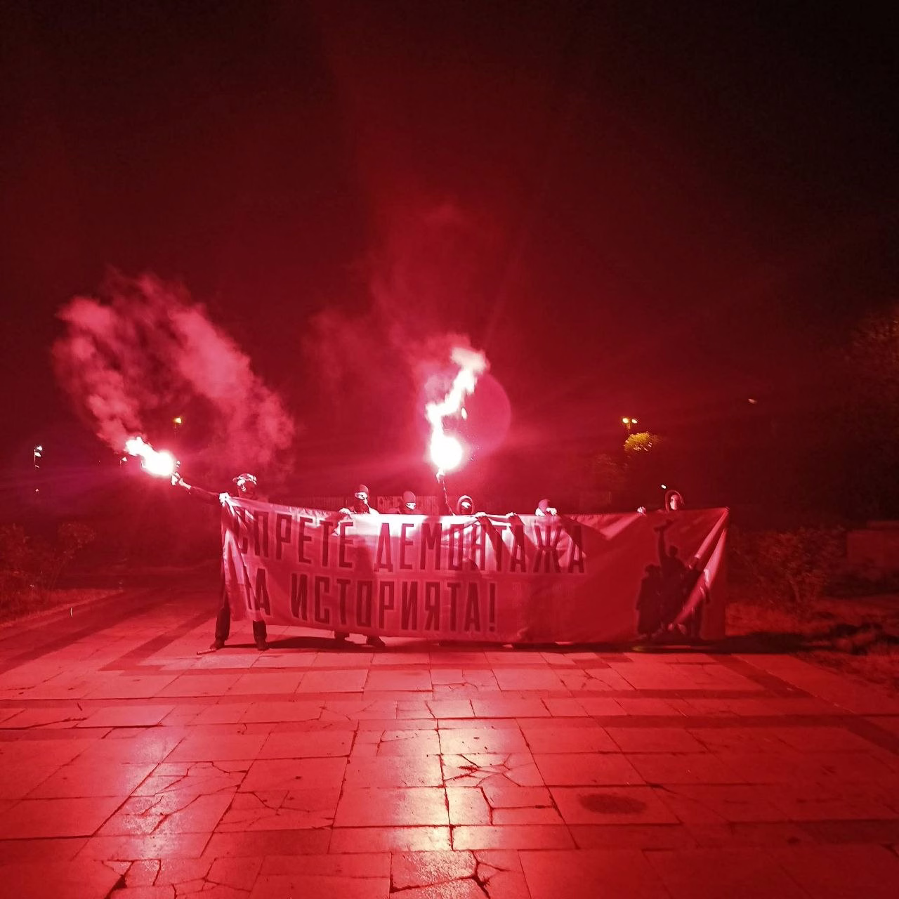 Разпъване на протестен транспарант против демонтажа на Паметника на съветската армия
