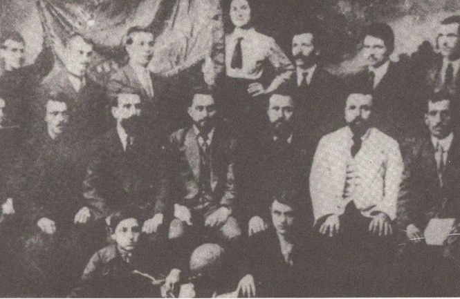 Членове на СРСДМ пред сградата на организацията